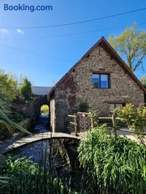 Ancien moulin près d'un ruisseau - Image 1