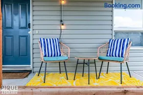 Bright 2BDRM - King Bed - Patio - Netflix - WiFi - Image 4