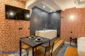Industrial-style studio with bathtub, Vieux-Lyon - Image 4