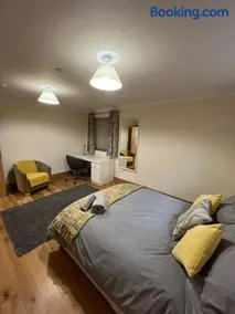 New city flat, 3 x double bed en-suite bedrooms, private kitchen & lounge, free private parking & own workspaces - Image 4