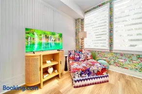 King Bed Mermaid suite - heart of Palm Beach, free parking included - Image 3