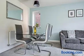Spacious 3 Bed House With 2 Bathrooms & Parking - Image 4