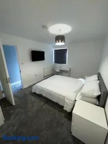 Double room with private bathroom in Basingstoke - Image 1