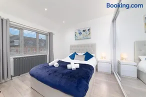 Aryas Homes, Stylish 3 Bed House, Free Parking - Image 2