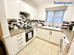 EasyRest Spalding - 4 Beds & Free Parking - Central & Modern Open Plan Apartment - Convenient Location - Image 2