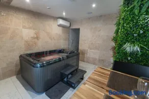 Cinéma Room avec Jacuzzi Privatif - Image 5