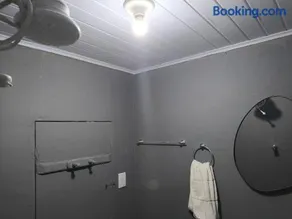 Quarto em lugar tranquilo e bem localizado - Image 4