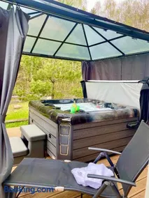 Osada Skoczkowo komfortowe domki z prywatnymi jacuzzi nad jeziorem- sauna- balia-staw wędkarski-basen z podgrzewaną wodą! - Image 1