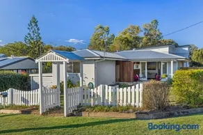 Warm and Cozy Cottage House - Image 2