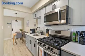 2BR Midway Getaway! l 20 min to downtown Chicago - Image 2