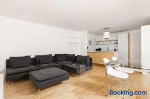 Modern 2BDR Maisonette with Terrace near Battersea - Image 3