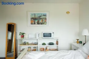 Spacious room in family home with private jacuzzi bath near Legoland, Windsor, Bray - Image 2