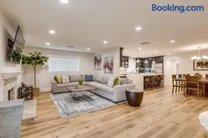 Gorgeous Upgraded 5 Bedroom & 4 Bath Home With Jacuzzi - Image 5