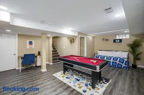 10 Mins To The Big House and Sleeps Up To 10 Guests - Image 4