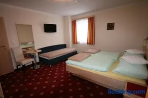 Triple room, shower, toilet - Image 2