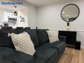 Newly Renovated Villa with King Bed and Amenities, 1 mile to Mohegan Sun - Image 2