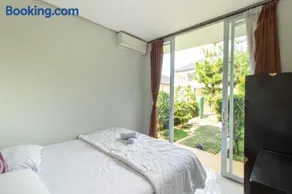 Family Only Compact Villa with City View - De Reiz Rose Garden Syariah 2BR - Image 4