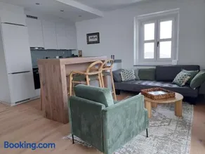 Chic & Cozy Lake View Apartment - Image 2
