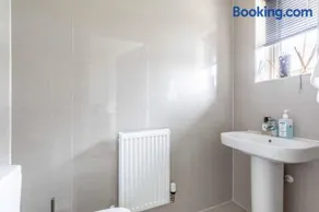 STYLISH 4 BED 2 BATH & PARKING - PINEWOOD HEATHROW - By Tempstay - Image 2