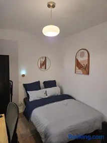 Chambre 4 confort avec cuisine, 10m2, salle de bain partagé avec une autre, parking facile - Image 2