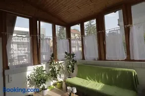 Cozy Homestay with Garden and FreeParking - Image 4