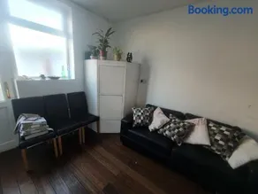 Lived-in 2 Bedroom Ground Floor Flat Opposite Marina - Image 4