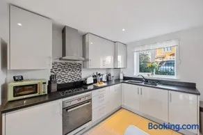 Modern Hastings Home for Groups with Garden Terrace and Dedicated Workspace - Image 1