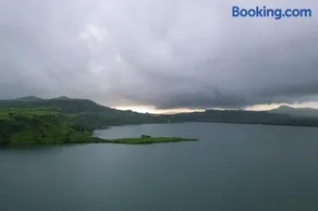 Lake Arches by StayVista - Lakeside villa with Infinity pool, Gazebo & Modern Greek interiors - Image 2
