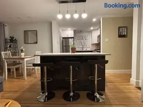 Modern 3 Bedroom with Parking in Boston - Image 4