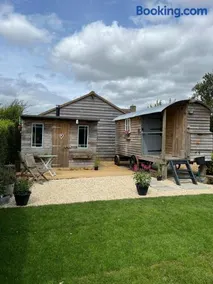 The Hen House Shepherds hut with hot tub - Image 1
