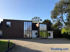 Modern Luxury Home Sleeps 20 - Image 1