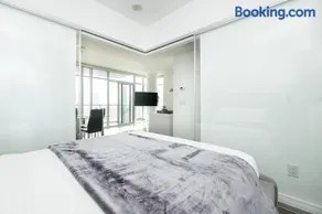 Epic 2BR Condo with Panoramic CN Tower & City View - Image 4