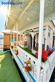 Dal lake Retreat Houseboat - Image 1