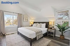Modern 4BD 2BA Home Near Downtown Metra - Image 3