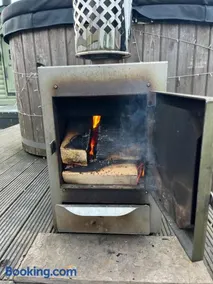 Off GRID Hobbit Hut with Wood Burning Hot tub NO SHOWER - Image 2