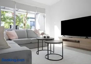 Premier 4BR Seaside Escape & Luxury Steps from Coogee Beach - Image 1