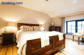 Cosy Rustic Cottages for Large Groups - Image 4
