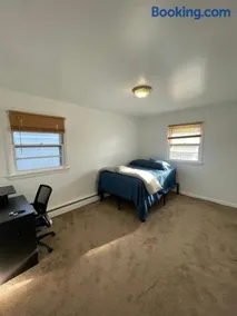 Cozy Home Near Downtown Rahway - Image 2