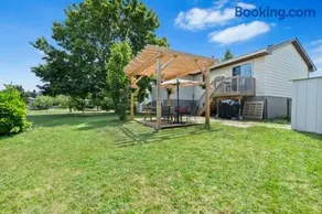 Cozy 3 Bedroom Home in Kingston, Ontario - Image 5