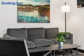 Cozy 1BR Center City Retreat with Free Parking - Image 2