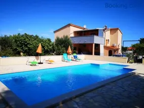 Sunny apartment with pool - Image 2