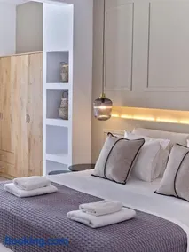 Sunset Rocks Residence - Image 3