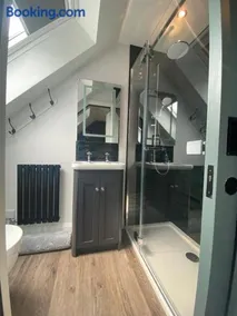 Stylish one bedroom Cotswold Coach House Tetbury - Image 2