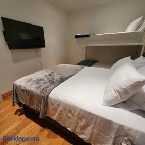 Spacious Comfy 2BR Near HighwayTrain Station - Image 4