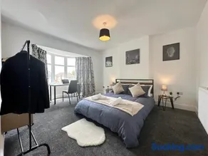 Spacious Detached Home Close to City with Ample Parking on the Drive - Image 2