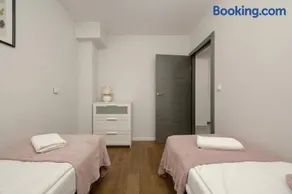 Kukuczki 7 Stylowy Apartament we Wrocławiu by Noclegi Renters - Image 1