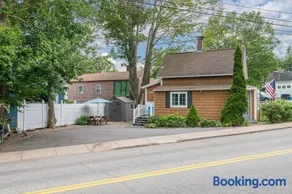 Charming Centrally Located Seaside Retreat - Image 2