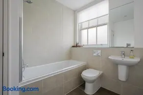 Luxury Private House, Sky TV, Netflix & Free Parking - Image 4