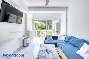 Peaceful Coastal 2-Bedroom Retreat by ΜΡS - Image 1