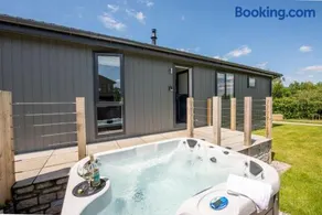 Buttercup Lodge - Relaxing hot tub and Parking - Image 2